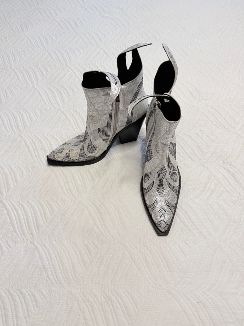 Orqa  Western Women’s Silver Rhinestone Flame Ankle Boots. Size 40 (9)